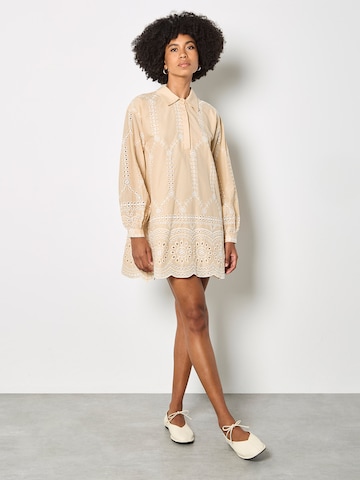 Apricot Broderie Anglaise Cotton Mini Dress ' ' in Silber: Vorderseite