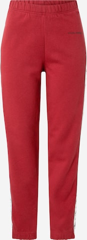 Pantaloni di Chiara Ferragni in rosso: frontale