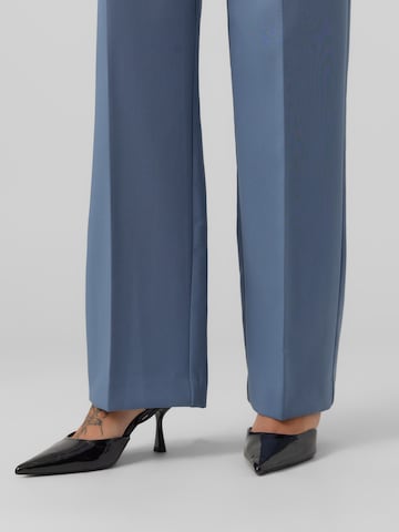 Regular Pantalon à plis 'SANDY' VERO MODA en bleu