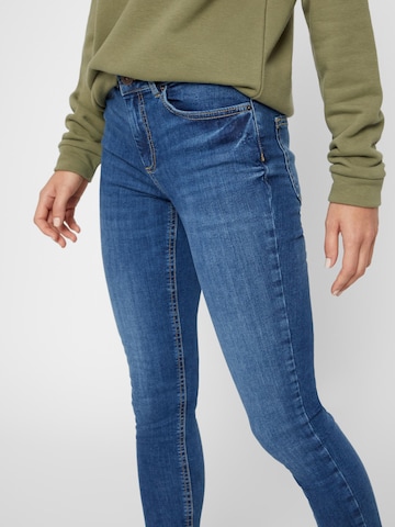 PIECES Skinny Jeans 'Delly' in Blauw