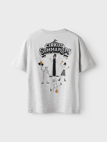 NAME IT - Camiseta 'Cirkus Summarum' en gris