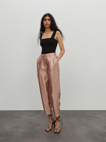 Tapered Pantaloni con pieghe 'Rea shine' di EDITED in rosa