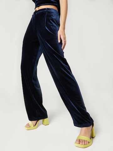 Wide Leg Pantalon à pince 'Tara' Hoermanseder x About You en bleu : devant