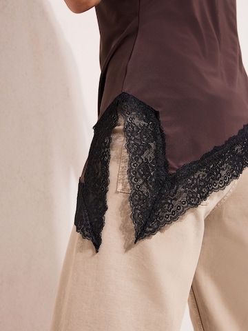 Top di Friends Like These in marrone