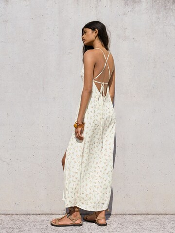 Bershka Zomerjurk in Beige