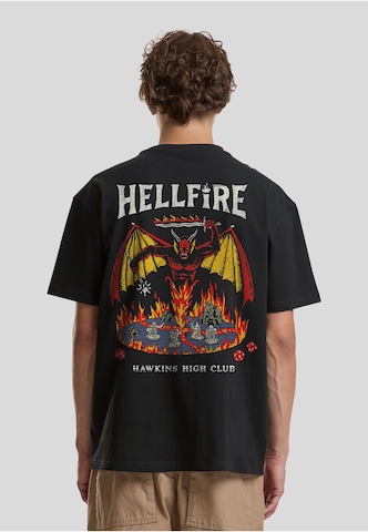 Merchcode - Camiseta 'Stranger Things Hawkins High Club' en negro: frente
