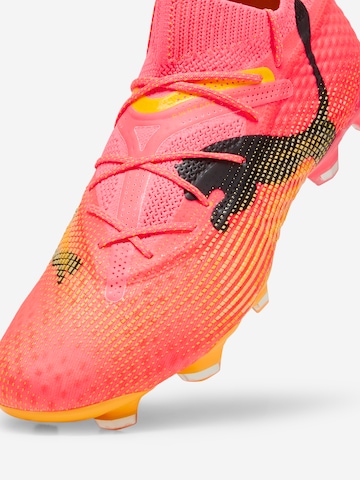 Ghete de fotbal 'Future 7 Ultimate' de la PUMA pe roz