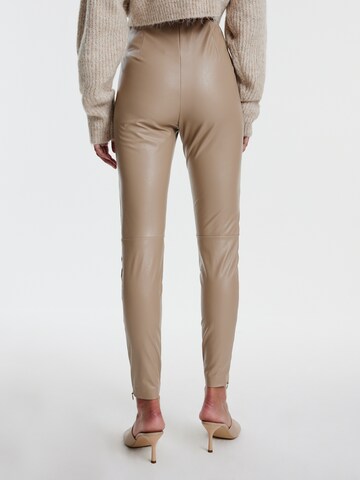 Skinny Leggings 'Teresa' di EDITED in marrone