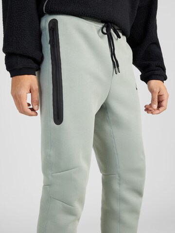 Nike Sportswear Дънки Tapered Leg Панталон 'TECH FLEECE' в зелено