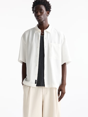 Fit confort Chemise Pull&Bear en blanc : devant
