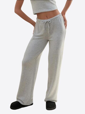 Hiccup - Perna larga Calças em cinzento: frente