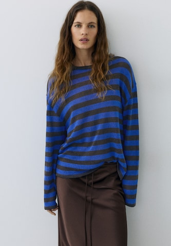 Pulover de la Pull&Bear pe albastru: față