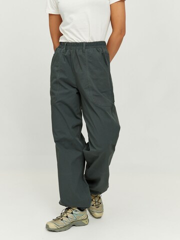 mazine Tapered Hose 'Kalis' in Grün: Vorderseite