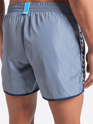 Pantaloncini da bagno 'TEAM STRIPE' di ARENA in grigio