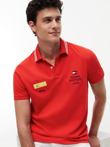 TOMMY HILFIGER Μπλουζάκι 'STANDARD COUNTRY SPAIN' σε κόκκινο