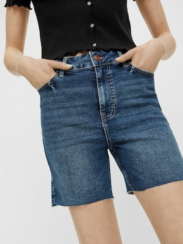 PIECES Regular Shorts 'LISA' in Blau