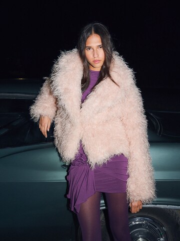 Giacca di mezza stagione di Bershka in rosa: frontale