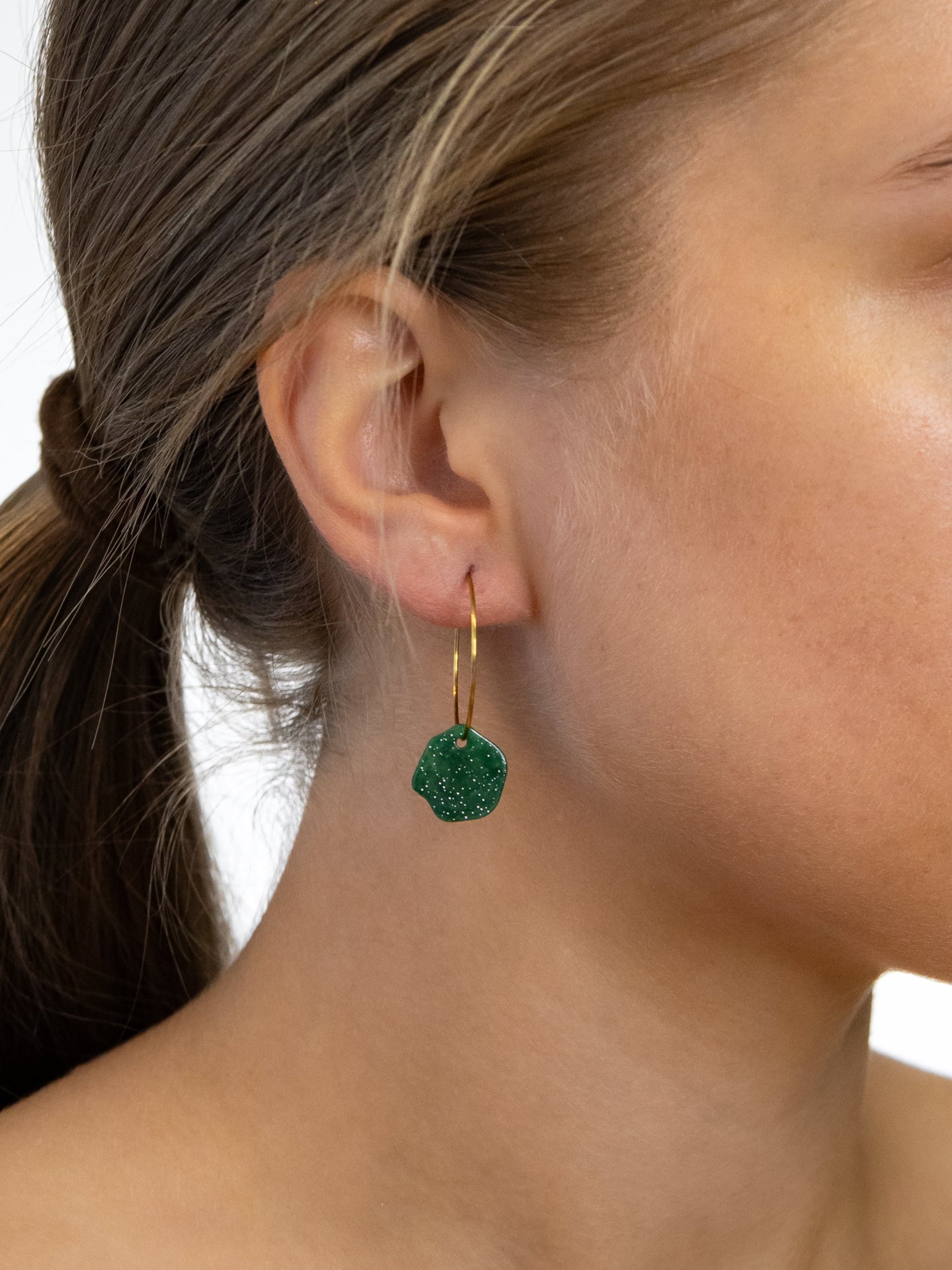 Fräulein Wunder - Brincos 'Acetat Creolen Alice' em verde: frente