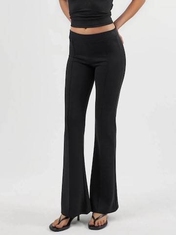 Pantaloni di Busem in nero: frontale