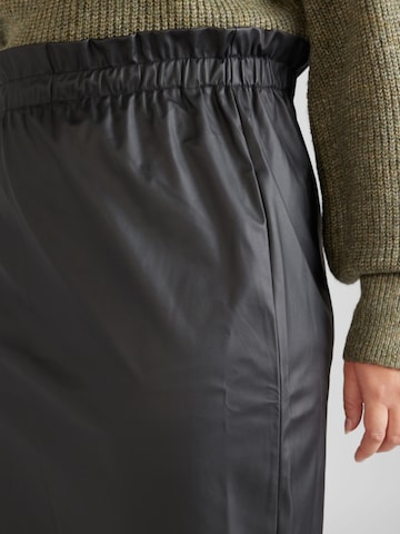 Vero Moda Curve Skirt 'SLOANE' in Black