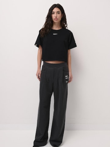 Pantalon 'SPODNIE DRESOWE FLOW TAUPE' FEMSSY en gris : devant