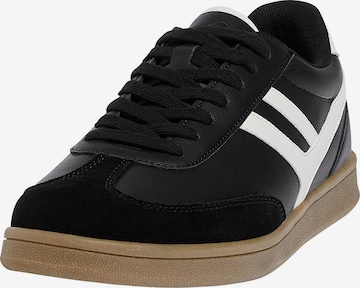 Pull&Bear Sneakers in Black: front