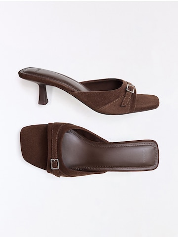 BershkaNatikače s potpeticom - smeđa boja