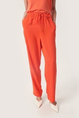 SOAKED IN LUXURY Tapered Pants 'Shirley' in Red: front