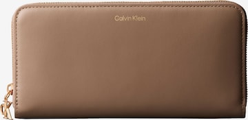 Calvin Klein Kukkaro värissä ruskea: etupuoli