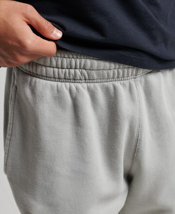 Effilé Pantalon de sport 'Mark' Superdry en gris