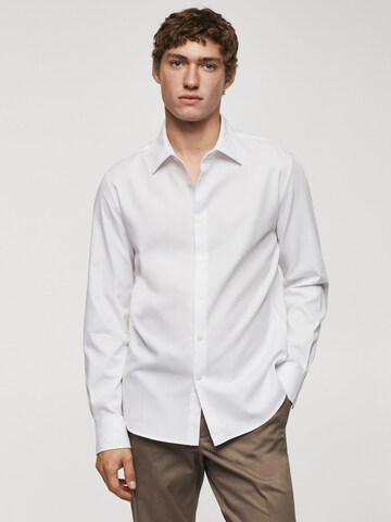 Coupe regular Chemise 'Arthur' MANGO MAN en blanc : devant