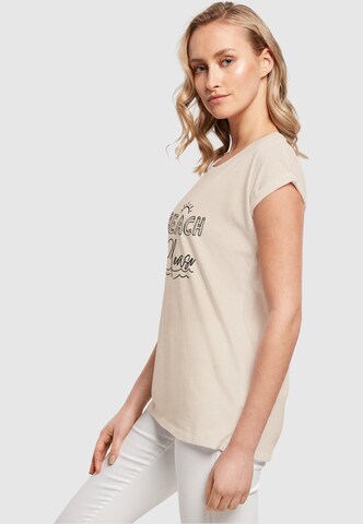 T-shirt 'Beach Please' Merchcode en beige