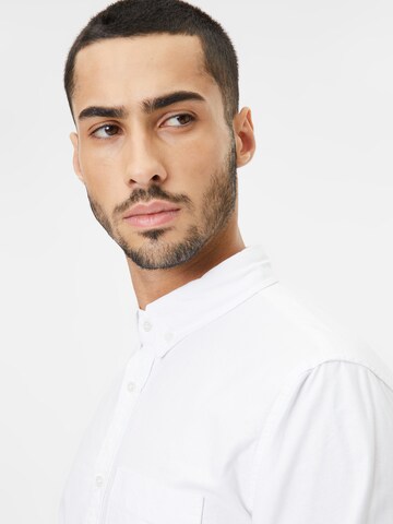 Coupe regular Chemise AÉROPOSTALE en blanc