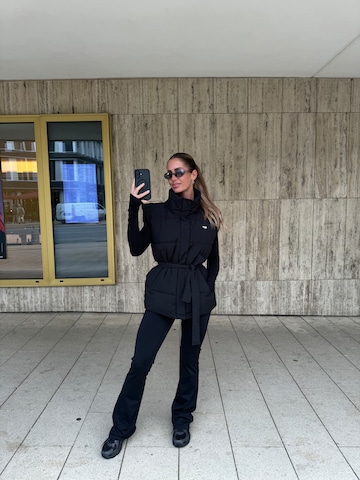 V!BE STUD!OS Weste 'PUFFER' in Schwarz