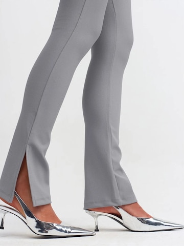 Dilvin Flared Leggings 'Gamaschen'‌‌‌‌‌ in Grau