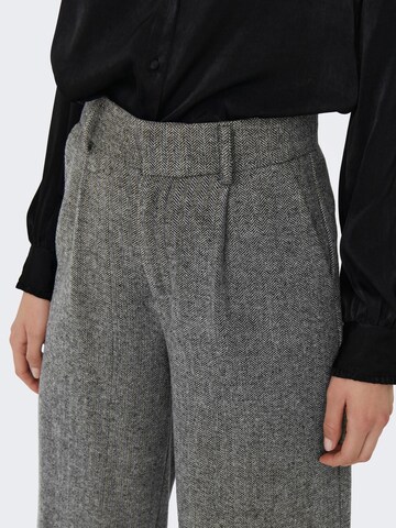 Wide leg Pantaloni con pieghe 'CORA' di ONLY in grigio