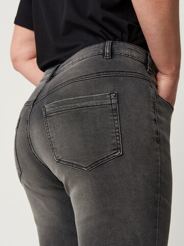 Zizzi Slimfit Jeans in Grau