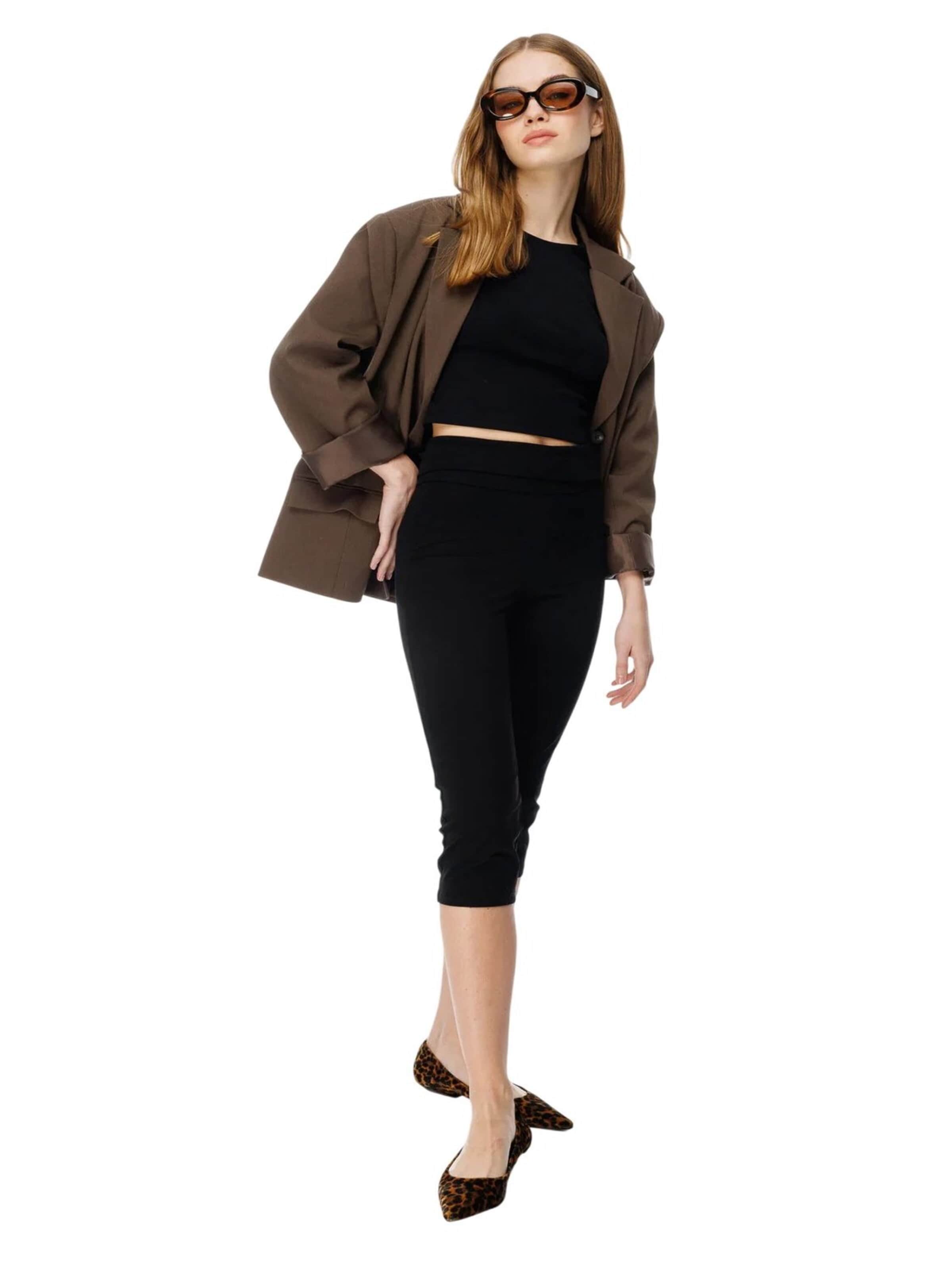 Alexa Dash Skinny Leggings in Black: front
