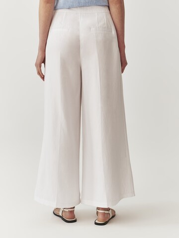 TATUUM - Pierna ancha Pantalón de pinzas 'MASKANO' en blanco