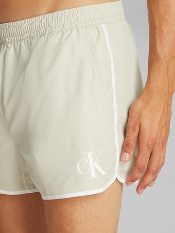 Shorts de bain Calvin Klein Swimwear en gris