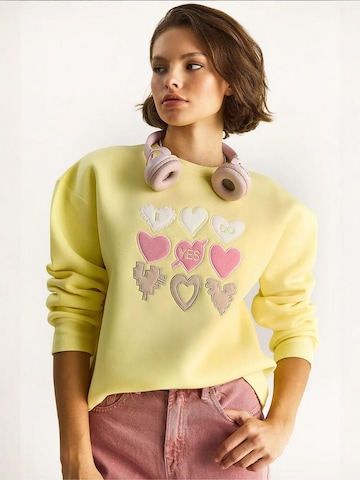Bianco Lucci Sweatshirt in Yellow: front