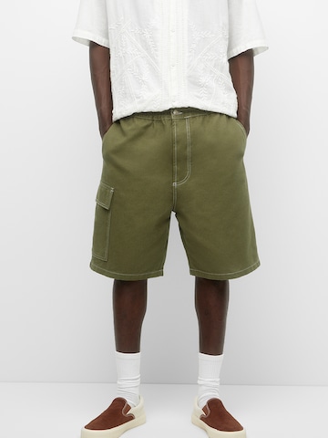 Regular Pantalon cargo Pull&Bear en vert : devant