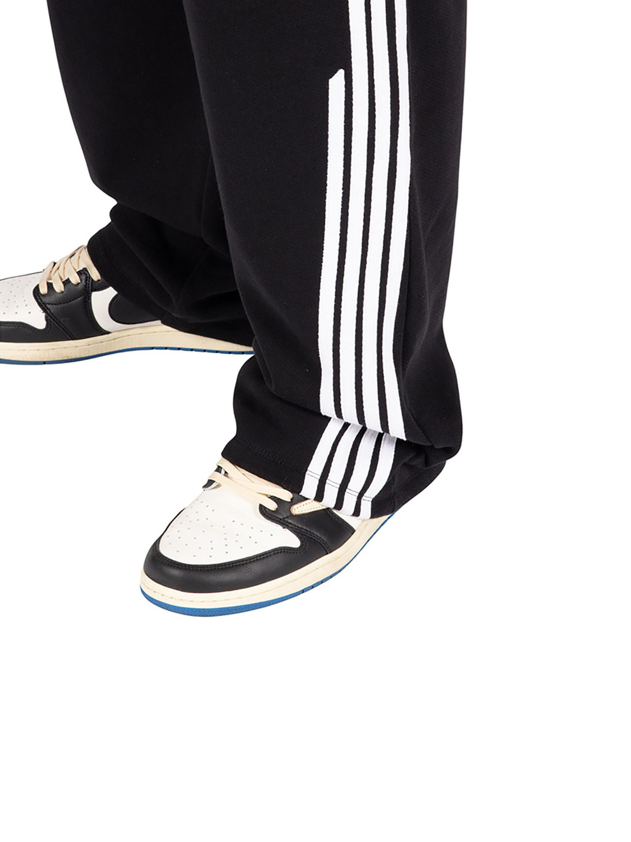 FAVELA Regular Workout Pants '4 Stripes' in Black