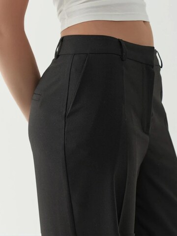 Hiccup Regular Trousers in Black