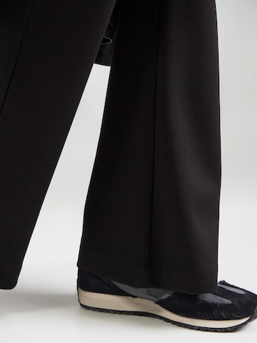 VERO MODAFlared/zvonoliki kroj Hlače 'VMDARIA' - crna boja