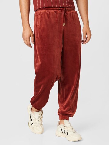 Karl Kani Tapered Broek 'Small Signature Velvet' in Rood: voorkant