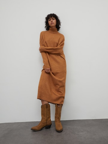 EDITED Knitted dress 'Gia' in Brown: front