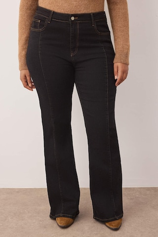 Trendyol Curve Bootcut Farkut värissä musta: etupuoli