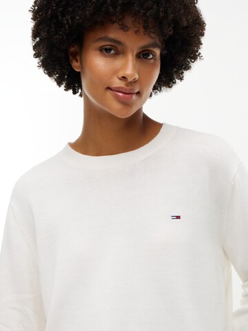 balta Tommy Jeans Megztinis 'ESSENTIAL': priekis