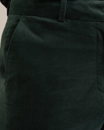 WE Fashion Regular Trousers with creases in Green